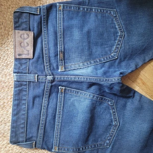 Lee Jeans W29 L32 - Lee Jeans Powell 29/32 Bomull. Fint skick. Innerbenlängd 80cm. Sidlängd 102cm. Midejemåtr/linning 78cm. Unisex/ Killlmodel. Inslitna, lite trsig nertill.