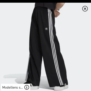 Adidas byxor - Vida Adidasbyxor! Långa och luftiga. Funkar som båda hög och lågmidjade. Inte säker på om jag ska sälja så den är en intressekoll. 