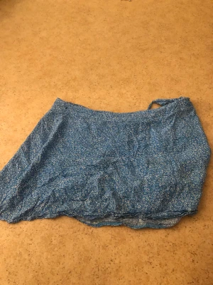 Kjolar!!! - 1. Blå fin med blonde på storlek S 2. Skön grå vit kjol storlek S 3. Jättefin vit trendig kjol storlek S säljer för 120kr  DOM ANDRA SÄLJS FÖR 50kr