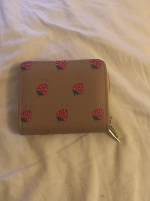 Söt plånbok  - En jätte söt plånbok med jordgubbar på 🍓 i jätte bra skick!