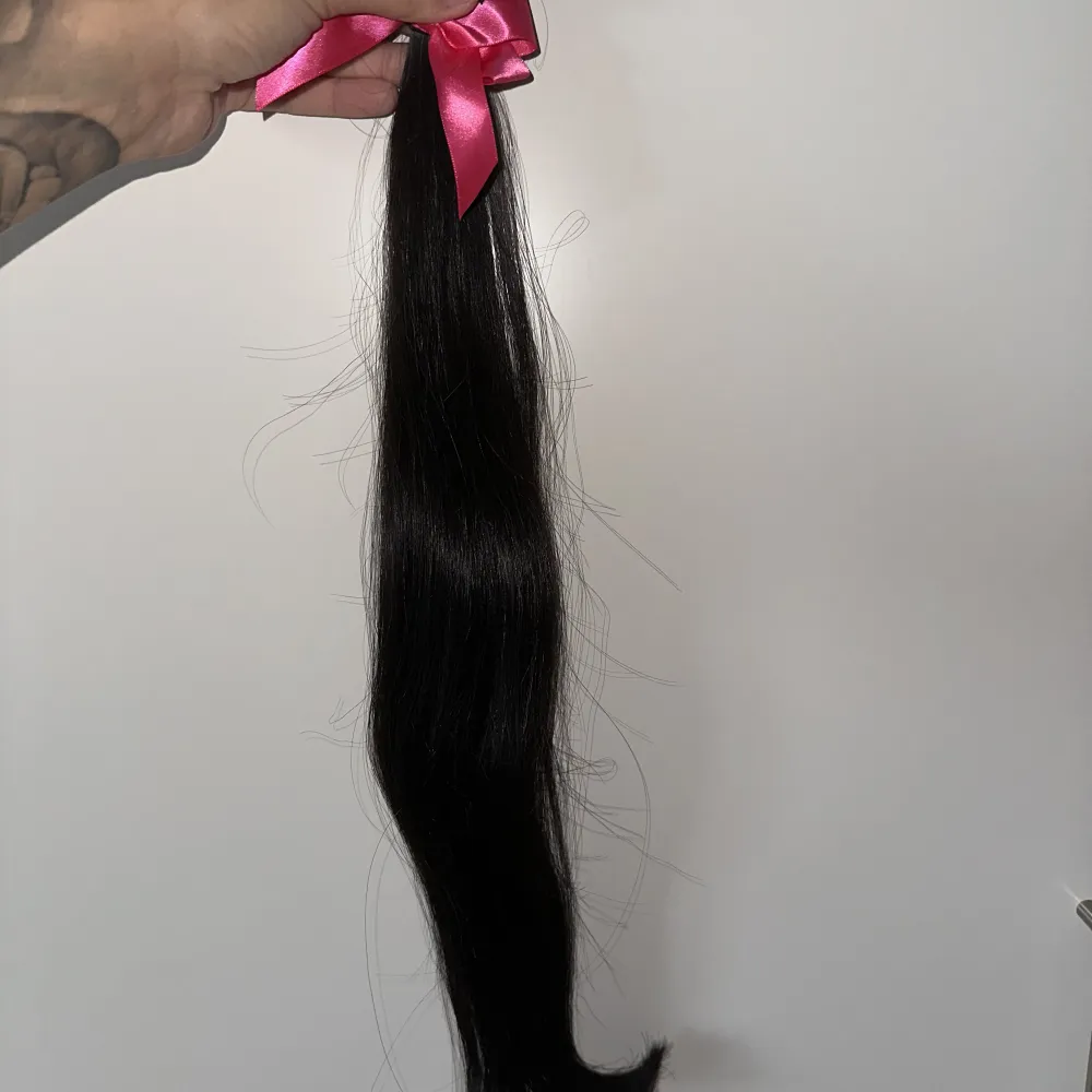 Säljer 60st helt nya keratin slingor i färgen #1b / svartbrun. 50cm. I luxury versionen med 1g slingor, double drawn & hår som håller i MINST 1 år. 1 paket/25g kostar 599kr på hemsidan.. Övrigt.