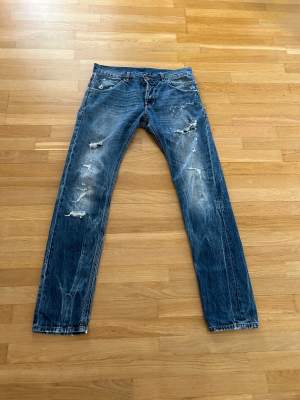 Tjena säljer nu mina Dondup jeans som jag har använt 3-4 gånger och har växt ur, säljer dom för mycket grymt pris och om de är några frågor så är det bara o fråga! MVH NERMIN