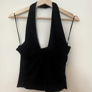 Fin halterneck-topp🌸 - Säljer då den aldrig kommer till användning! Använd ca 2 gånger men är i fint skick☺️Storlek S