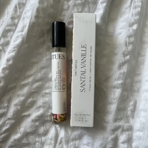 Parfym - Santal Vanille - the 7 virtues 💗 Luktar jättegott men har en liknande som passar mig bättre! Bara testat den, 2 sprut typ! ☺️