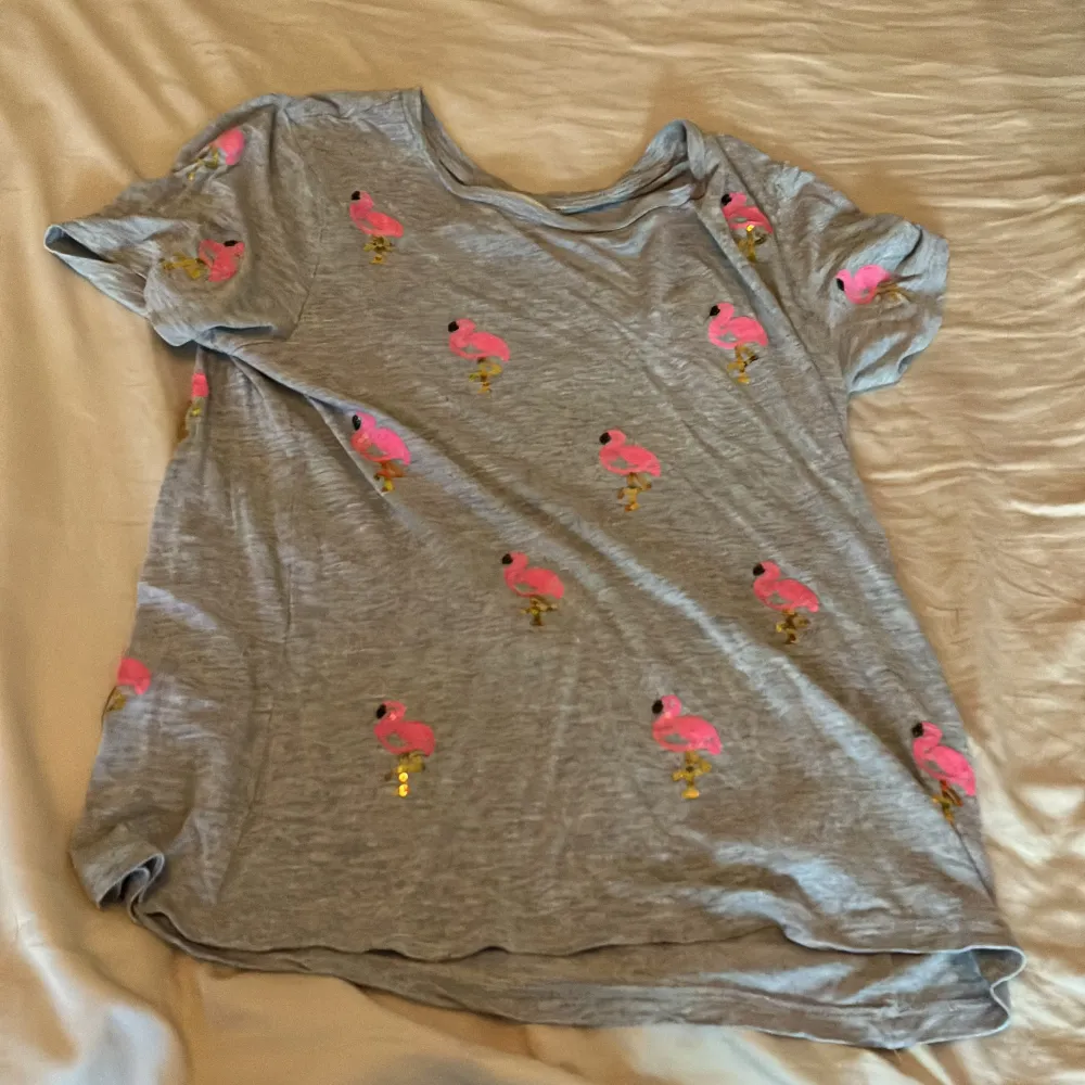 Fick tröjan från min mormor som hade köpt den men den var för stor för henne. Jag har aldrig använt tröjan. Tunt och lätt material.. T-shirts.