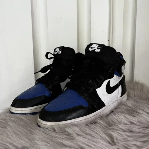 Air Jordan 1 High - Jordan 1 Retro High Royal Toe (GS)  I fint skick och omhändertagna (nytvättade och insmorda med vårdande läder/skinn kräm)  köpte dem år 2021 på restock i stolek 37,5 jag köpte dem för 3350kr och dem är i väldigt fink skick hör av er vid intresse:)
