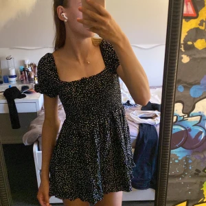 Klänning/shorts - En shortsklänning typ som ser ut som en klänning men har shorts nere💕skriv för mer bilder