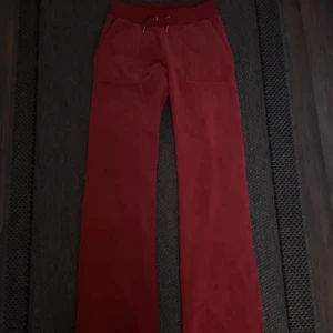 Juicy byxor - Juicy byxor i xxs, defekt på ena benet så ena benet ser kortare ut än andra annars inget 