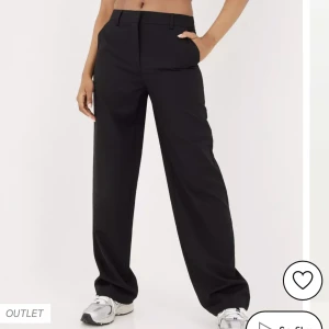 Kostymbyxor - Jättefina oversized kostymbyxor från Nelly. Storlek 38, aldrig använda och har fortfarande lappen kvar. Säljer då de tyvärr var fel storlek för mig. Köpta för 549kr, säljer för 300!