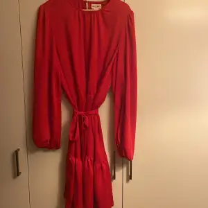 Polyesterklänning/tunika i fin röd färg. Har använt den 3 gånger. 