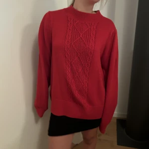 Stickad tröja - Röd stickad tröja aldrig andvänd