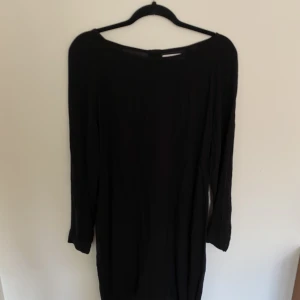 Klänning - Jättefin klänning från Samsøe Samsøe! Den gör sig verkligen inte rättvis på bilden så skickar gärna med den på om så önskas! Kragen är lite boatneck och klänningen slutar på mitten av låren typ!