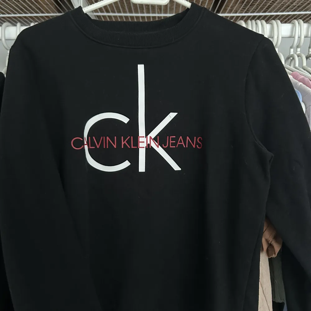 Fina Calvin Klein tröja storlek S, är som ny och inga defekter . Tröjor & Koftor.