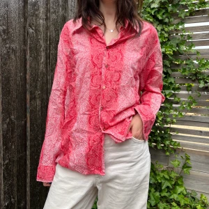 Oversized Skjorta - Härlig oversized skjorta. Fin färg! Stl. 38 skulle jag säga (står 43/44 inuti om det säger nåt) Saknar en knapp högst upp. 