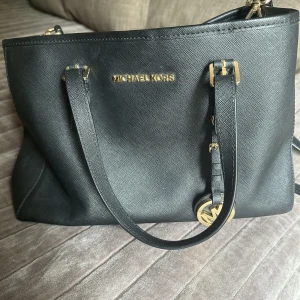 Michael kors väska - fin MK väska i fint skick har ej sparat kvittot tyvärr. 