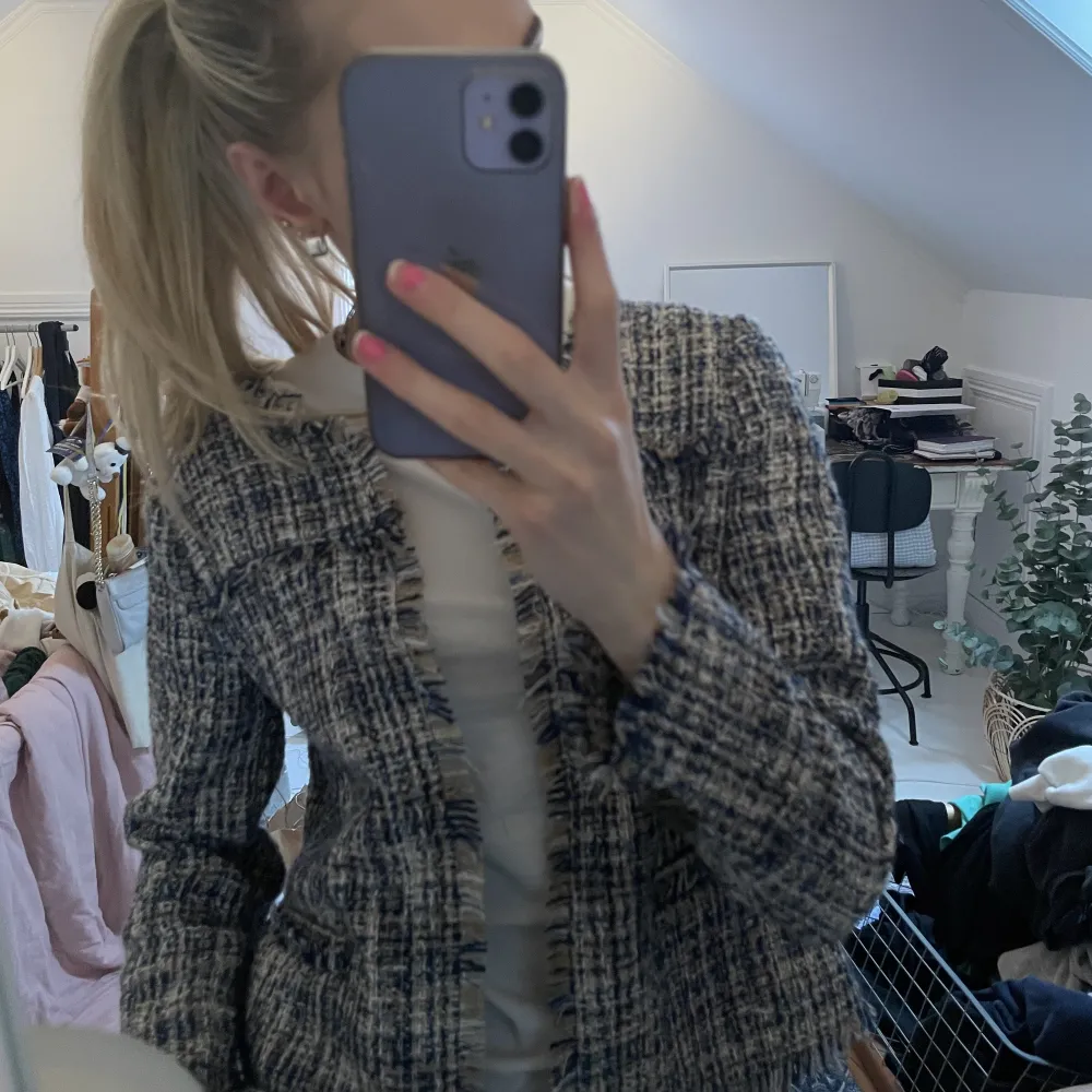 Snygg overshirt från Vero Moda. Superfina och coola färger. Passar bra över mycket. . Tröjor & Koftor.