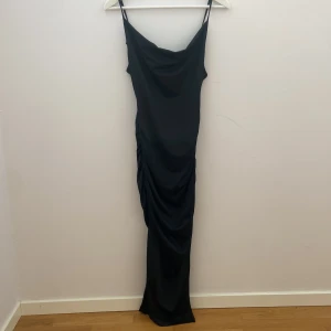Klänning - Svart lång klänning 