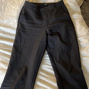 Svarta kostym - Säljer svarta kostymbyxor från bikbok . Har ett pytte litet hål, som inte märks av, men därav lite lägre pris! Kan fota om så önskas!