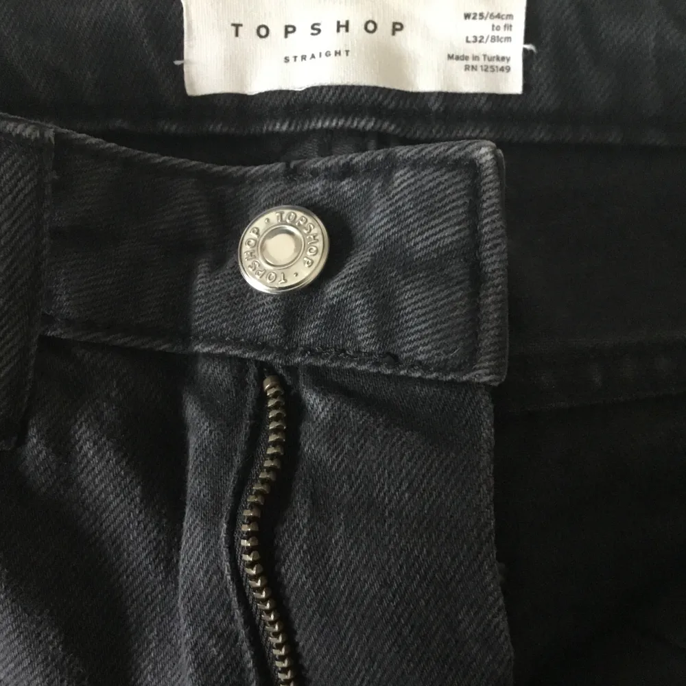 Topshop straight jeans. Gråsvart. W25 (64cm) L32 (81cm). Midjehöjd: 27 cm. 99% bomull, 1% elastane (stretch). Mycket bra skick!. Jeans & Byxor.