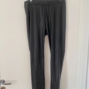 Skinnbyxor - Är väldigt fina på men har vuxit ur dom så kan ej visa på. Är 173 cm lång och på mig går dom till fotknölarna ungefär. Ganska tunna som man ser på bilden. 