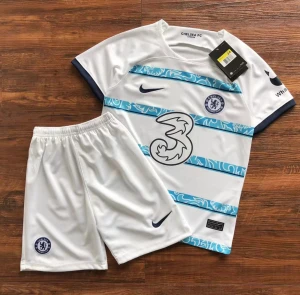 Chelsea T-shirt - Jag säljer ett par nya Chelsea T-shirts tillsammans med shorts för endast 659 kr. Leveransen tar ungefär 2 veckor. Eller så kan vi mötas upp i Västerås. Finns i alla storlekar. 