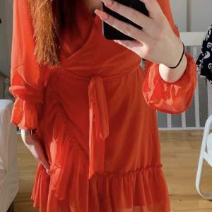 Orange/röd klänning från Gina Tricot storlek 38 men passar även mig som är normalt en xs-s då man kan knyta åt i midjan