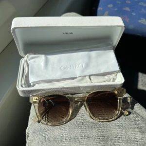 Chimi Eyewear - Perfekta för sommaren helt i nyskick. Bästelldes i januari men har typ aldrig använt dom så alla tillbehör på bilden kommer! Nypris 1250kr. Allt gott/ Philip