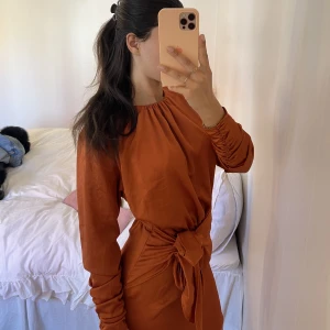 Orange siden kläning  - Orange kort siden kläning köpt på Gina trico. Aldrig andvänt💞