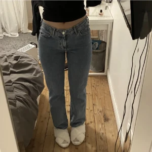 Lågmidjade jeans bikbok - Lågmidjade blåa jeans ifrån bikbok i nyskick. Säljer för 150kr exklusive frakt💖 org pris 699