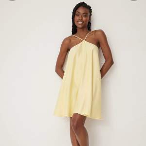Jag säljer min fina gula klänning från NA-KD i storlek 36. Aldrig använd! Köpt för 549kr