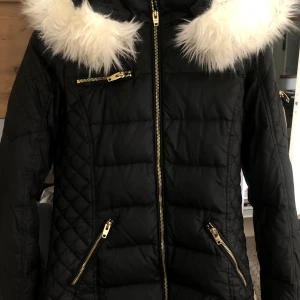 Rockandblue jacket  - Det här är min systers gamla jacka och hon har köpt en ny jacka så hon behöver den inte längre. Inga hål, ingen fläck, den är i god skick som ny.