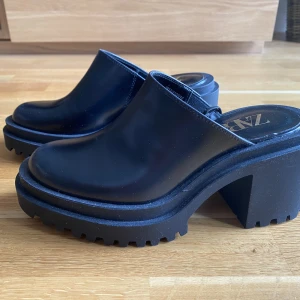 Nya skor Zara - Säljer de här fina clog/mule skorna från Zara. De är ganska bekväma men tyvärr lite för stora för mig. Aldrig använda, prislappen finns kvar (nypris 559 kr).  