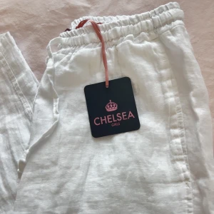 Linnebyxor - Säljer ett par helt nya chelsea byxor med lapp kvar. Nypris 599, säljer för 250! OBS åker bort på lördag, kan posta det som blir sålt senast på fredag.