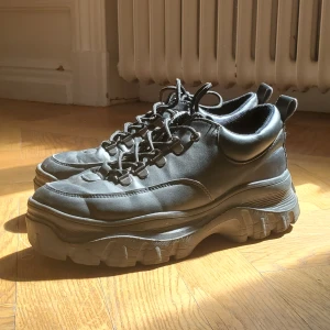 Platforms - Asfeta platforms från USA. Begagnat skick men inga yttre skador.