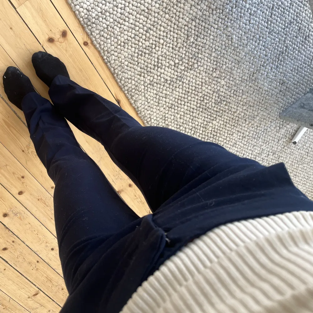 Kostymbyxor från mango. Dom är mörkmörkblå ser nästan svarta ut.. Jeans & Byxor.