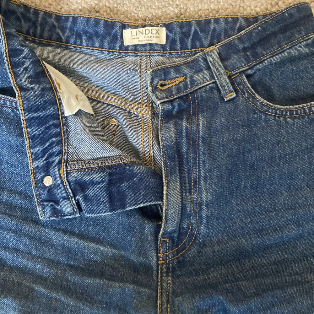 Fina mörkblå jeans från Lindex som har använts ca 2 år. Inger slitage men säljer då det inte riktigt är min stil längre💓raka och vida i benen och i storlek 34💞skriv för fler frågor💞. Jeans & Byxor.