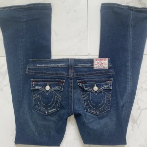 True religion jeans - Utsvängda True Religion jeans i väldigt bra skick, lite slitna längst ner syns i andra bilden. Långa på mig som är 163 men passar i midjan  Midjemått 37cm innerben 83cm. Säljer fler trues på min profil!