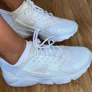 Huarache skor - Säljer mina Nike huarache skor som är i fint skick. Dom har några små fläckar här å där men dom är endast använda 4-5 gånger på gymmet, kan försöka tvätta bort det om det önskas! Skorna är köpta från Nikes hemsida för ca 1000kr❤️
