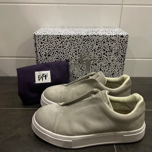 Eytys Cement - Storlek 40. Är lite stora på mig så har inte använt dem så många gånger. Lite smutsiga, går säkert att tvätta bort. Låda + dustbag följer med! 