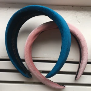 Diadem - Säljer dessa fina diadem. De är ca 5cm breda. Super fina färger. Jag MÅSTE kontaktas innan köp! Priset gäller för båda!