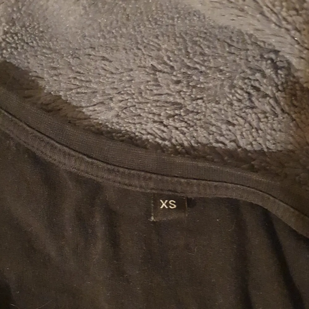 En svart dirtcült tshirt, lite slitage på loggan annars i bra skick (ignorera katt håret) säljer den eftersom den inte är min stil längre, är en XS men passar S lika bra💕. Skjortor.