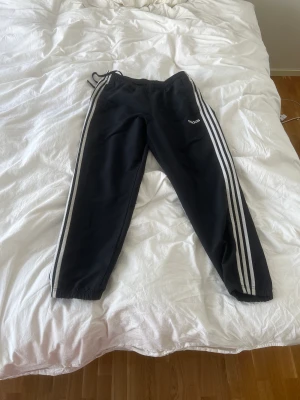 Adidas vindbyxor storlek L - Dem är så otroligt sköna känns ibland som man går runt bara i kallingar, köp dem o du svävar fram😂Storlek L Kvalite 8/10 ⭐️