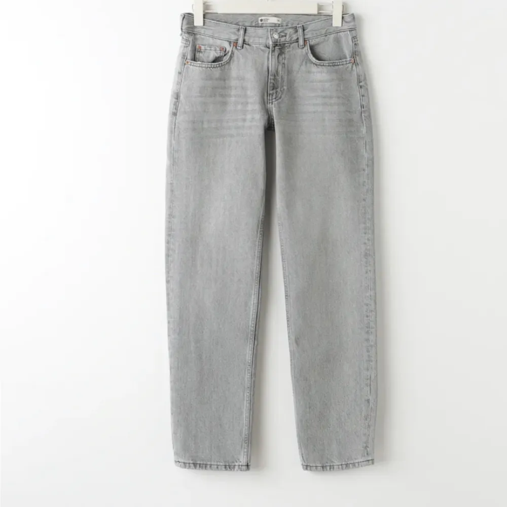 Jättesnygga lågmidjade och populära jeans ifrån Gina tricot, fint skick❤️ köparen står för frakt❤️ . Jeans & Byxor.