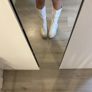 Vita boots - Tyvärr förstora. Använda en gång på en festival. Tvättas innan skickas, jätte fina 💕