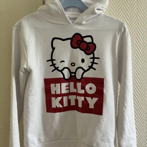 Hello Kitty tröja  - Söt Hello Kitty tröja i bra skick. Bredd axlar 40cm. Bredd under ärmarna 43 cm. Längd 53 cm. OBSERVERA‼️ mellan XXS och XS. Kolla måtten! #hellokitty #hellokittysweater #sanrio #cute #kawaiistyle 