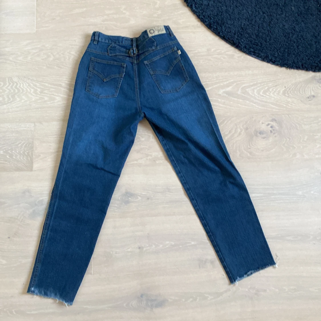Mörkblåa högmidjade denimbyxor 