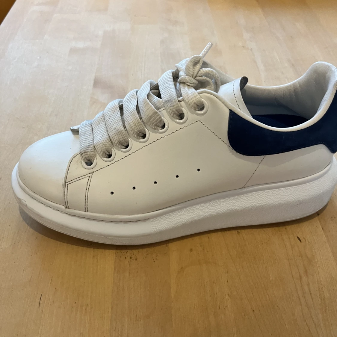 Alexander Mqueen  - 90