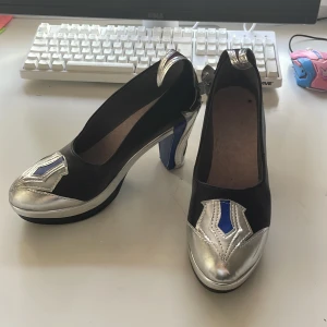 Eula skor💗 - Ett par klackar som Eula har! De har använts på 2 mässor, så jag har tagit bort sulorna💗 defekter: en liten spik där bak (se bild 3) och så är botten av skon lite sliten. Jag har storlek 41 och de är lite små trånga på mig, antar att storleken är 40.5💗