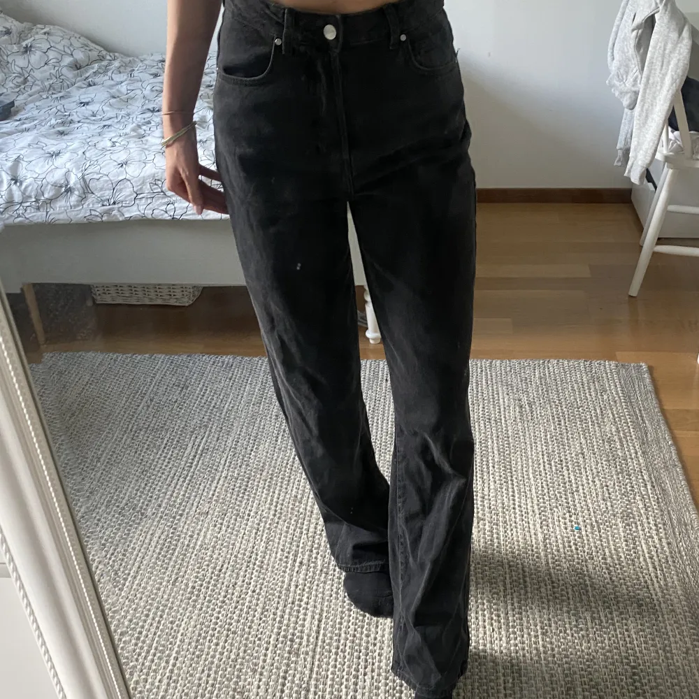 Långa raka jeans från bikbok, aldrig använda då jag beställde 2 olika storlekar💕 Jag är 169 lång. Jeans & Byxor.