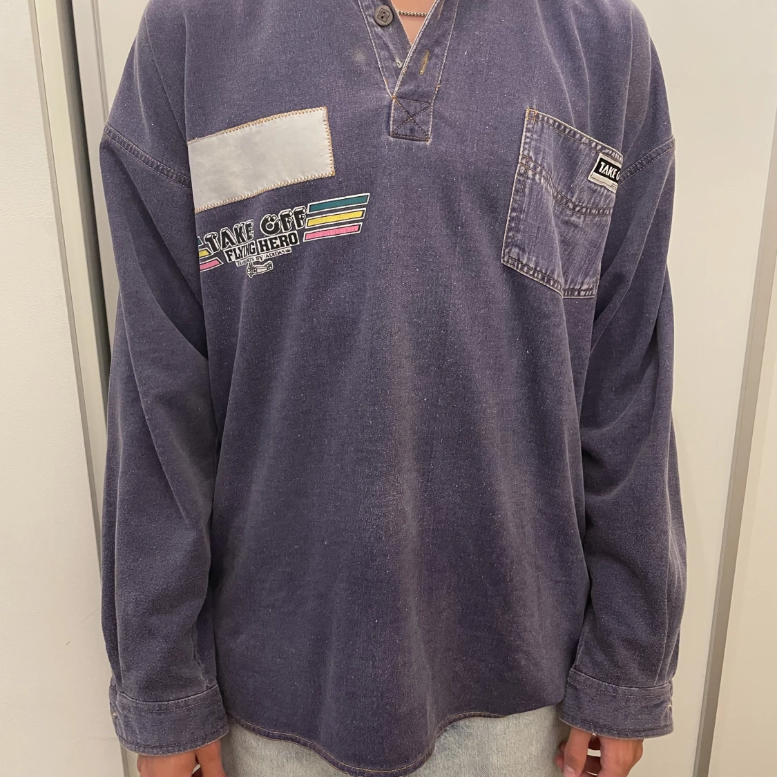 Take off adidas tröja